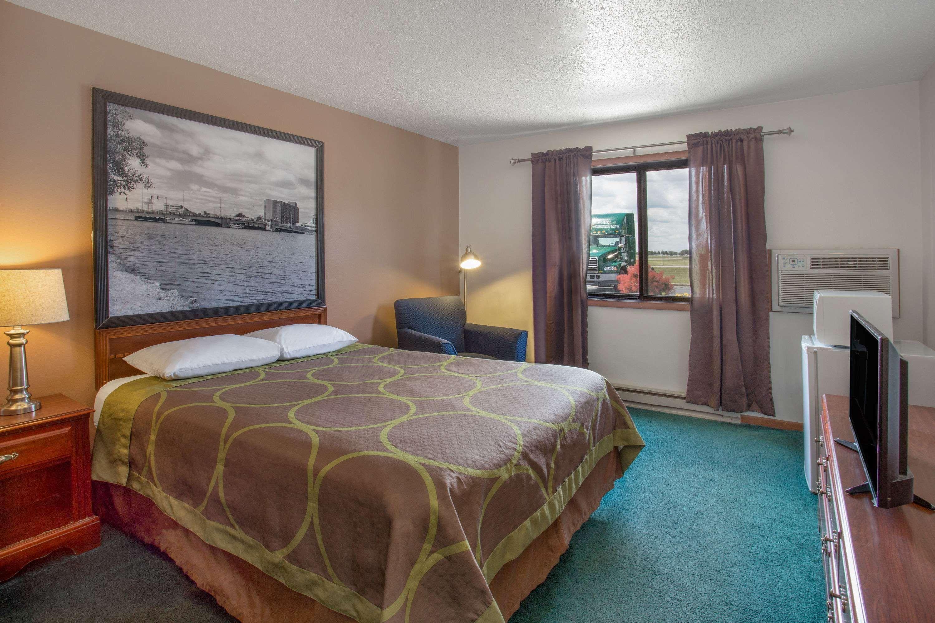 Baymont By Wyndham Oshkosh Airport Hotell Eksteriør bilde