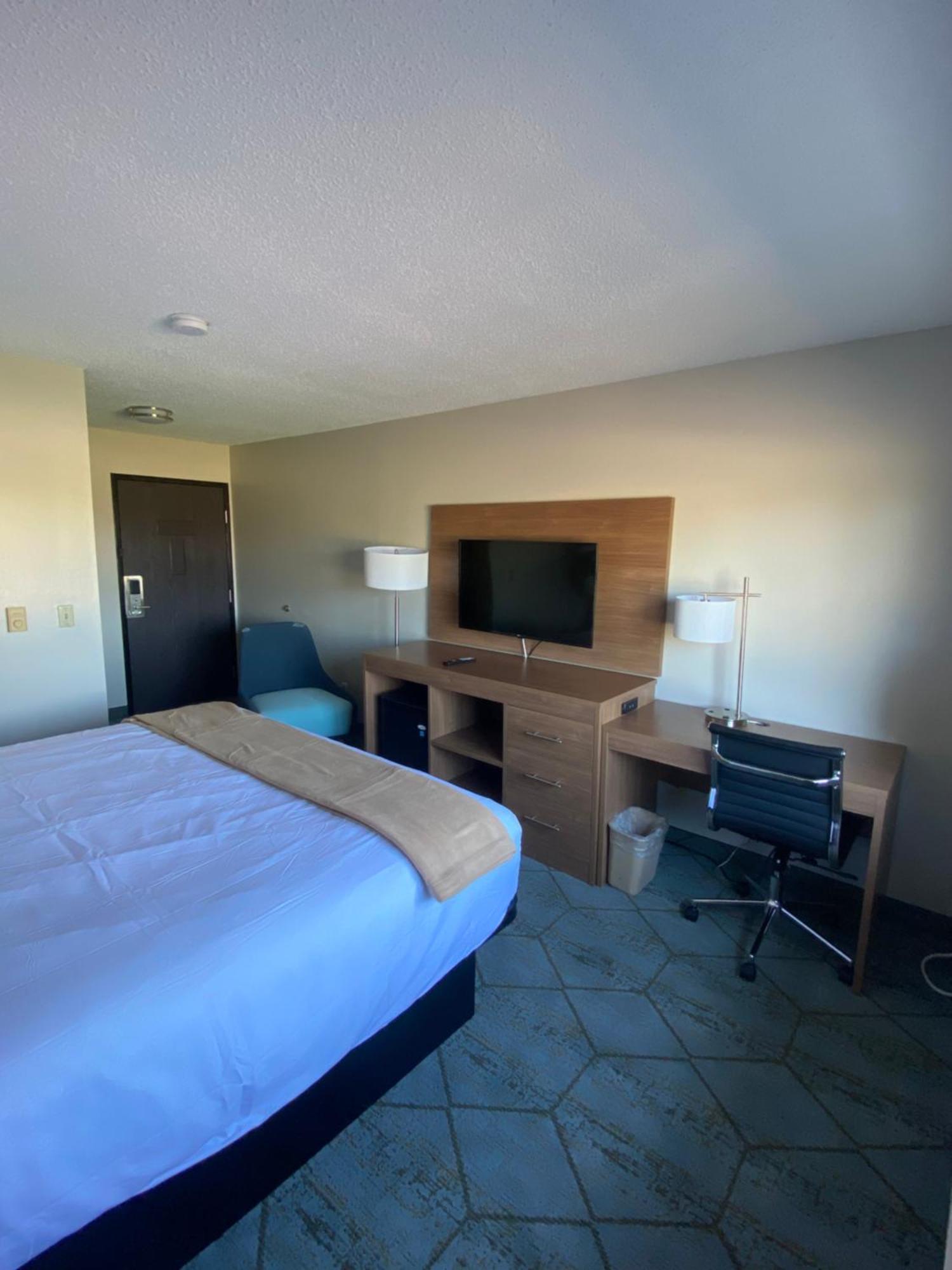 Baymont By Wyndham Oshkosh Airport Hotell Eksteriør bilde