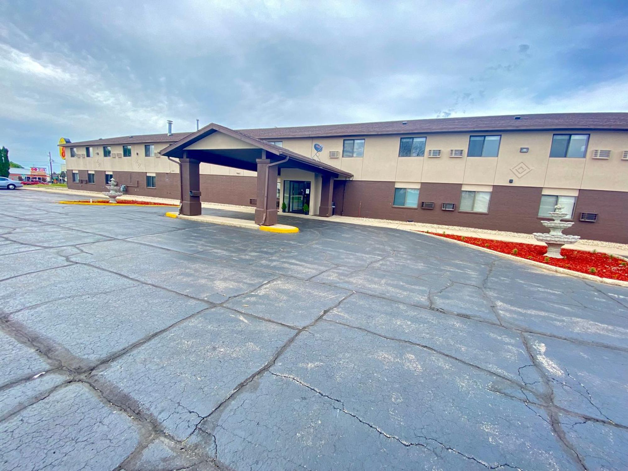 Baymont By Wyndham Oshkosh Airport Hotell Eksteriør bilde