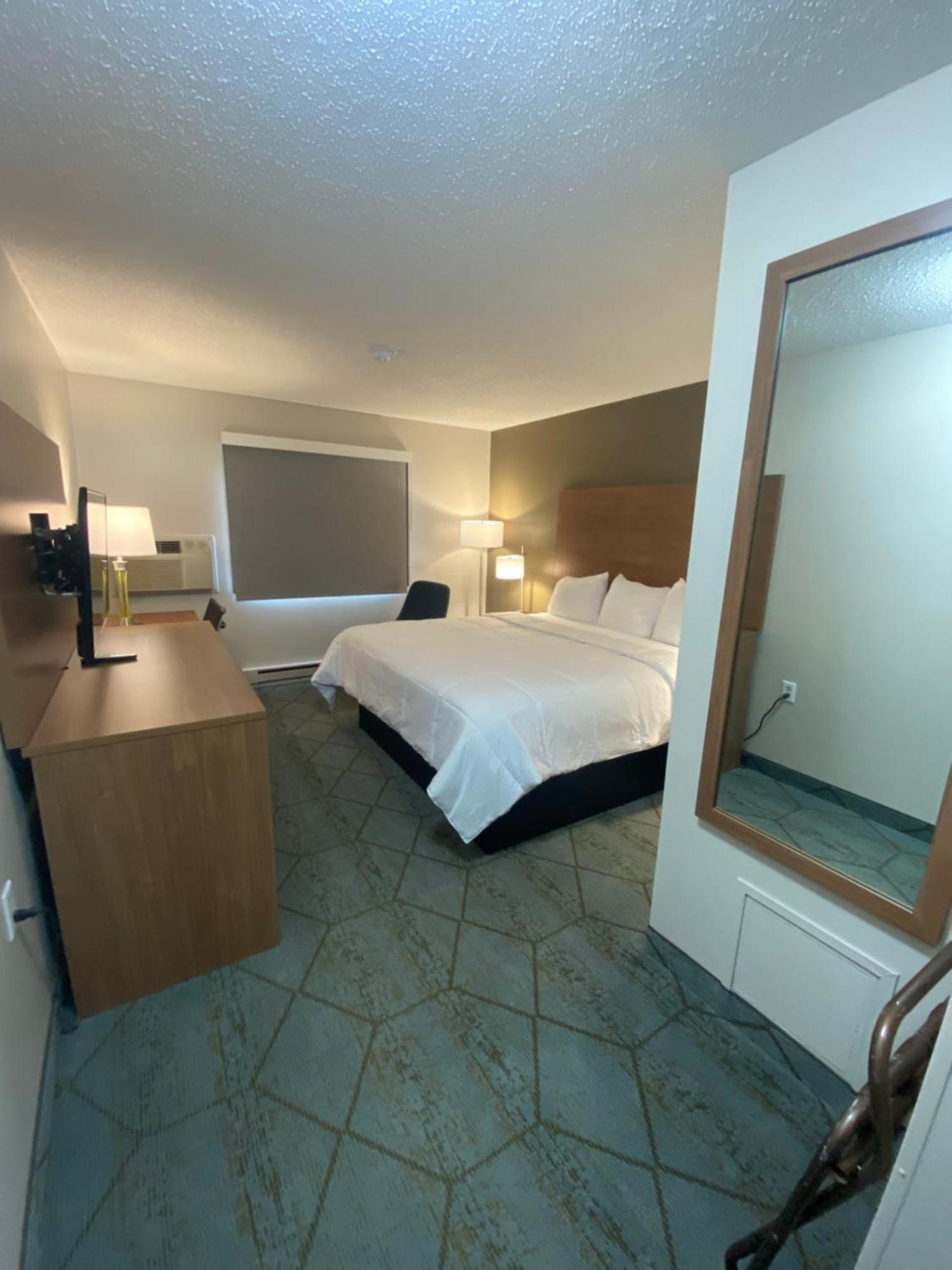 Baymont By Wyndham Oshkosh Airport Hotell Eksteriør bilde
