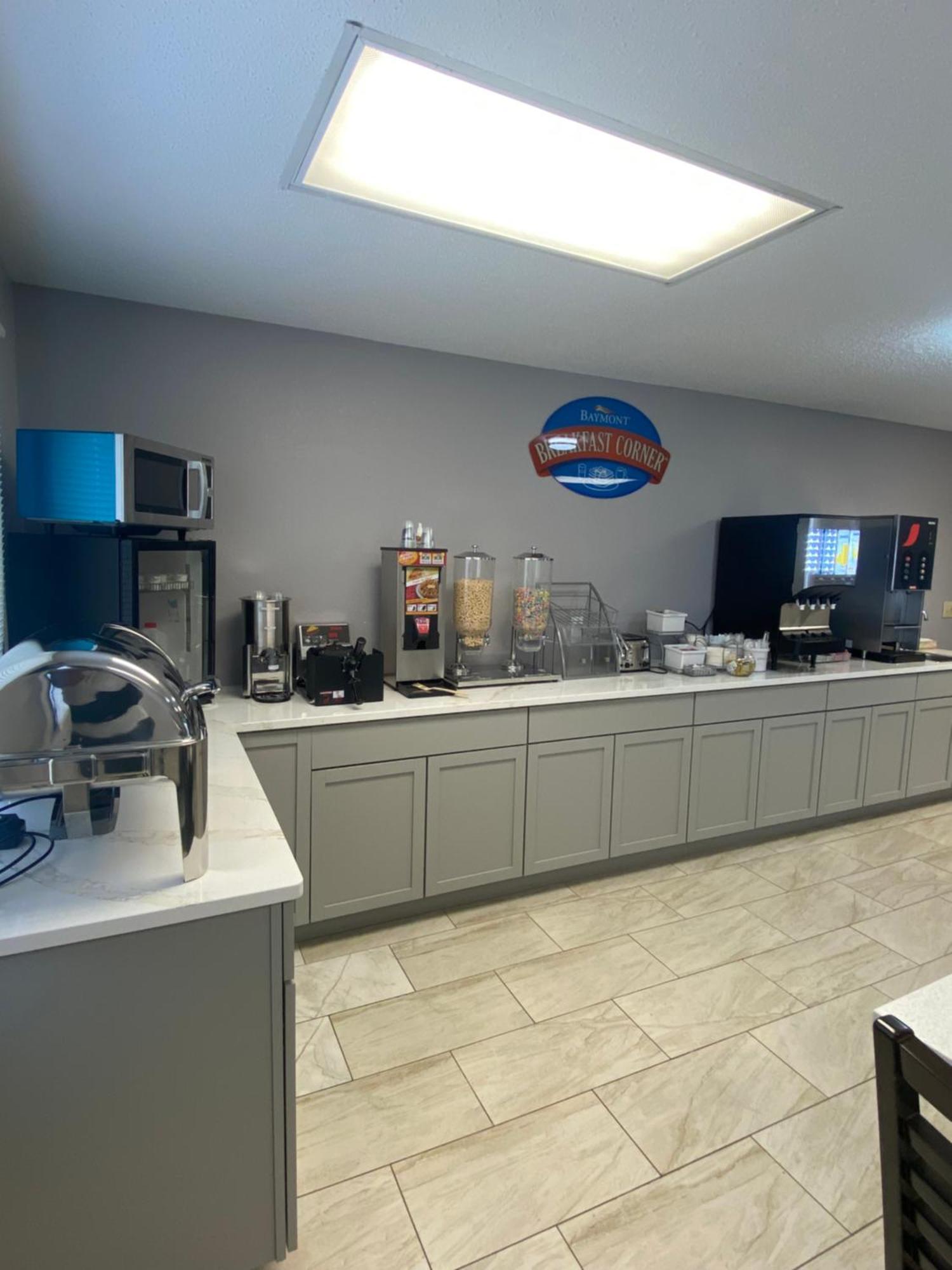 Baymont By Wyndham Oshkosh Airport Hotell Eksteriør bilde