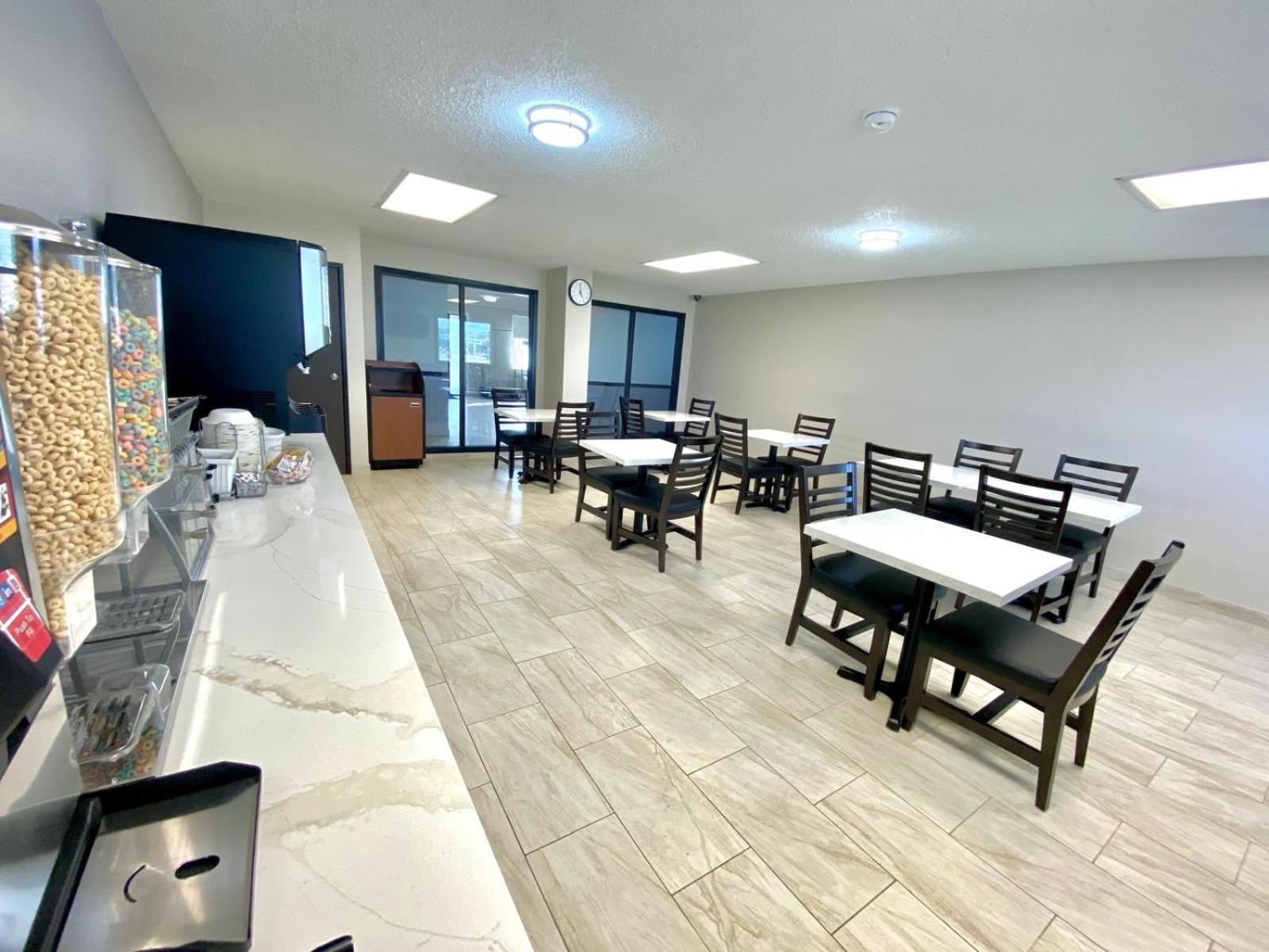 Baymont By Wyndham Oshkosh Airport Hotell Eksteriør bilde